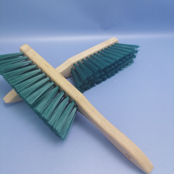 Щетка - сметка деревянная для уборки, ручка 18 см, длина щетины 6 см, ширина 4 см.